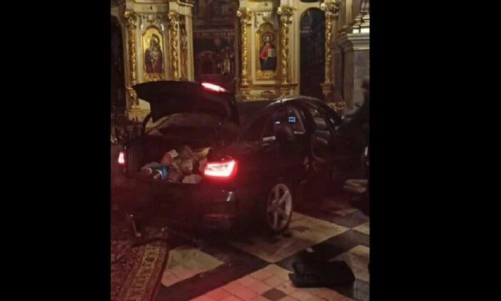 Μπούκαρε με το αμάξι σε εκκλησία των Ουνιτών στην Ουκρανία (Εικόνες & Βίντεο)